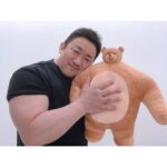 Ma Dong-seok Instagram - 관객분들이 주신 곰동석과 화관 감사합니다. Thanks to my fans for gifting me with "Don Bear" and the wreath. #TheRoundup