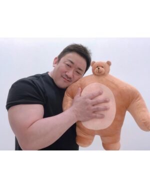 Ma Dong-seok Instagram - 관객분들이 주신 곰동석과 화관 감사합니다.
Thanks to my fans for gifting me with "Don Bear" and the wreath. #TheRoundup
