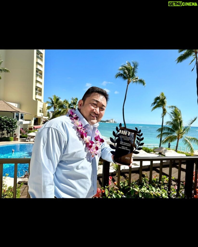 Ma Dong-seok Instagram - 하와이 인터내셔널 필름 페스티벌 범죄도시3 매버릭 상 Aloha! Thank you @hiffhawaii for the prestigious Halekulani Maverick Award. It was great to see THE ROUNDUP: NO WAY OUT back on the big screen with an amazing audience in Hawaii! Mahalo!🤙🏻