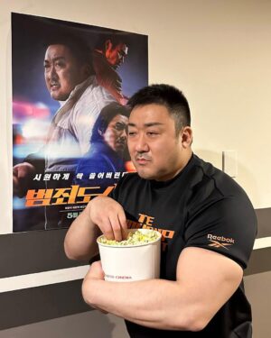 Ma Dong-seok Instagram - 저도 #범죄도시3 보러 왔습니다. 
팝콘도 3XL 사이즈 없나요..?
