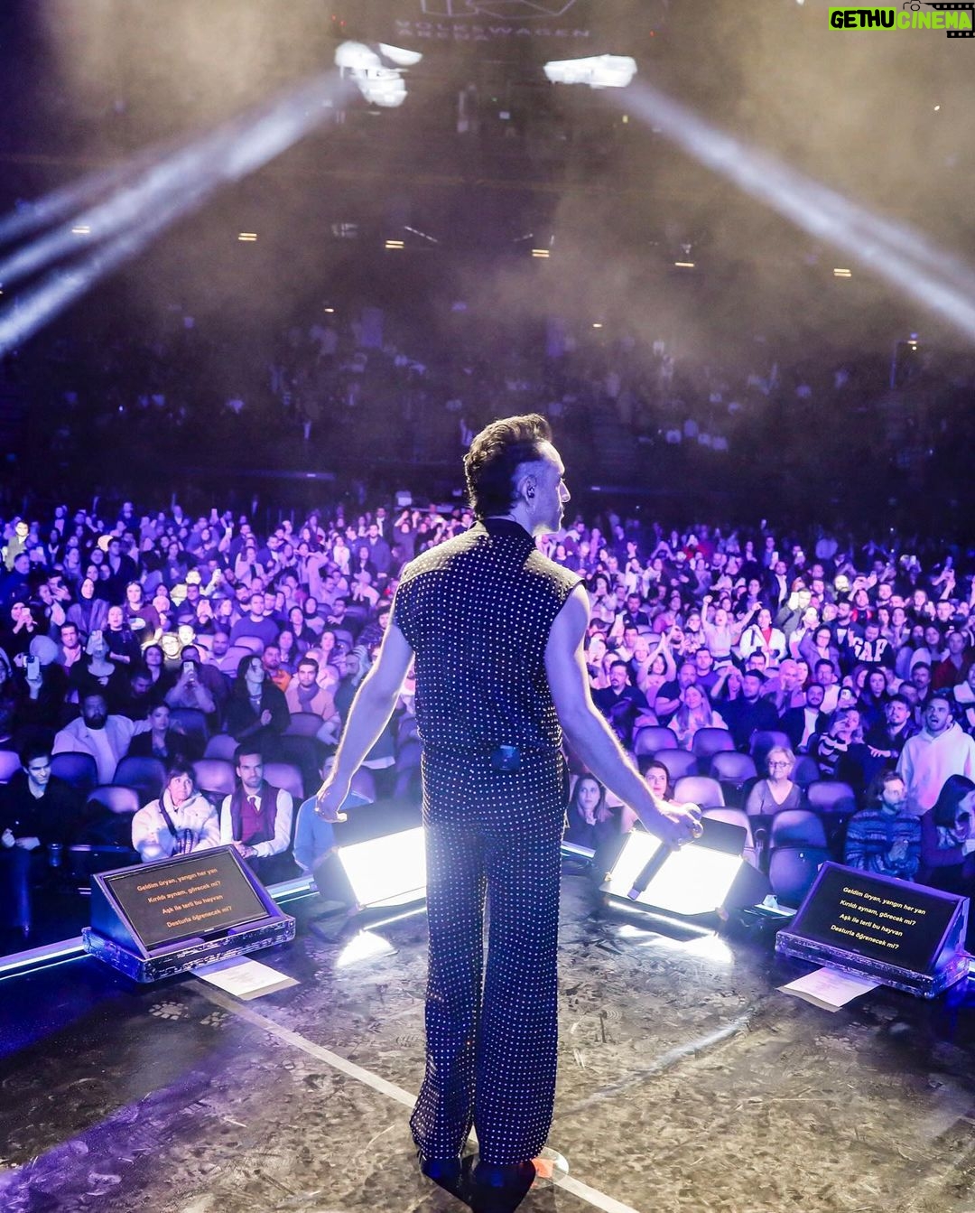 Mabel Matiz Instagram - VW Arena 1. Gün 14 Şubat Sevgililer Günü’nde böyleydik. Hepinize çok teşekkürler! ❤️🔥🔗💫✨🧿🫂🙏🏻 Fotoğraf @gokhangoktas_ Volkswagen Arena Istanbul