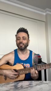 Mabel Matiz Instagram - Yılı tamamlarken, bu yoktu içimden geldi. Yeni yılın açıkhava konserlerinde bis şarkısı yapar mıyız? “Bir tavşan deliğinden geçtim de buldum seni” dediklerinize gönderiniz. ✨❤️🗡️🌹🫂