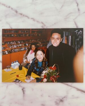 Mabel Matiz Instagram - “How it started / How it goes” dedikleri.
Fotoğraf, 2004 yılında bir imza gününden. 
Burada 19 yaşındayım ve görüldüğü üzere ağzım kulaklarımda! 😄

Aşkın’a bayılıyorum ben kendimi bildim bileli. Hatıralarımda hep sesi var. Eminim hepimiz için öyledir. Lisede harçlıklarımdan biriktirip aldığım, bir akşamüstü Mersin Kültür Merkezi’nin merdivenlerine oturup Akdeniz’i seyrederek, walkman’den dinlemeye başladığım o kasetin ilk hissini unutmam mümkün değil. 

Aşkın çok başka. 

Hayatta kendiliğinden oluveren şeylere hayranlığım hep bakidir. Bu düeti ona götürdüğüm anı su gibi berrak hatırlıyorum. Her şey çok kısa sürede şıp diye oldu. İyi ki de oldu. Varlığı bu albümün baş tacıdır, gurur kaynağıdır. Onur duydum, büyük mutluluk duydum Aşkın’la birlikte bir şarkımı söylemekten. 

“Fatih’e sevgilerle” diye imzalanan bir kasetten, “Fatih” albümünde yapılan düete…
Dokunmayın çok fenayım. 🥹😭❤️

Ne kadar teşekkür etsem az. İyi ki varsın Aşkın’cım, sen hep bize şarkılar söyle! @yengiaskinnur

“İki Satır Yara”
Söz: #mabelmatiz , @muradguner 
Müzik: #mabelmatiz
Aranjman: @sabisaltiel