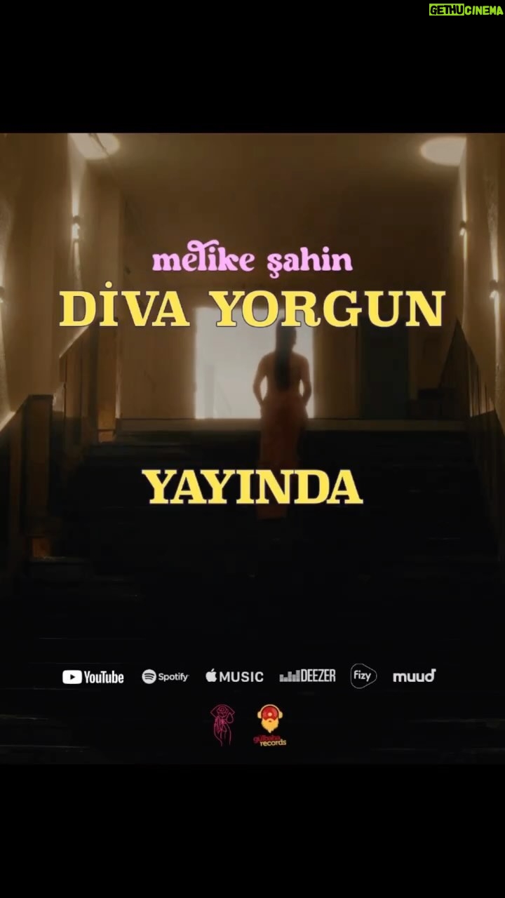 Mabel Matiz Instagram - “diva yorgun” çıktı.🥹❤️ aşırı duygulanıyorum her saniyesinde. her yeri gözyaşı emojisiyle doldurasım geliyo. dilerim kalbinize değsin, aşkınıza ve size iyi gelsin. ben yazdım, bülbülüm bi’ taneciğim @melikesahin yine yüreğiyle söyledi, canımız @zafertuncresuloglu efsane iki aranjman yaptı, klibini bir başka canımız @sinantuncay çekti. bütün bu incelik ve güzellikler için emeği geçen herkese çok teşekkürler. unutulmaz bir anı oldu. çok sevgi. #GözlerineBaktığımdaYediCihanBirleşir #Repost @melikesahin bi gün mabel’le otururken dedim ki, “arabamın arkasına diva yorgun yazdırıcam” 🙂 aradan bi vakit geçti, “diva yorgun diye bir şarkı yaptım” dedi. şaka yapıyo sandım ciddiye almadım. meğer gerçekmiş. 👀 onun kalemine zaten hayranım, nasır’la bu güzel hissi tatmış idim, ama diva yorgun’un yeri bambaşka , tadı bambaşka. şair arkadaşımın gözünden kendimi gördüm. bunun ne kadar kıymetli bir his olduğunu anlatabilmeyi isterdim, ama beceremiyorum ♥️ onun yazdığı bir şarkıyı yorumlamak, güzel kalbine lâyık olmaya çalışmak zaten tarifsiz bir deneyim. mabelim teşekkür ederim♥️ yeni evimizin yeşil olduğunu bilmeden yazdığı ikinci verse şarkının enn sevdiğim yeri 🥹 zafer diva yorgun’a iki şahane düzenleme yaptı. biri bu dinlediğiniz, diğeri baya melankolik. ellerine sağlık arkadaşım, arşivimize yepyeni güzellikler kattın. yeteneğini, azmini izlemek ve seninle çalışmak beni çok mutlu ediyor. ♥️ sonunda sinan’la klip çekmeyi başardık, bu kadar beklediğimize nasıl da değdi 🥹 her izlediğimizde kalbimizi yumuşatan, gözlerimizi dolduran bu güzellik için sana çok teşekkür ederim sinan. çakmak gözlerine sağlık ♥️ klipte giydiğim siyah elbise, çok sevgili emel sayın hanımefendiye ait. ömrüm boyunca unutmayacağım bu jesti için kendisine çok teşekkür ederim.♥️ diva bebe glam team, @ozlemkayaofficial @mertyoglu @zeynepdombaycioglu ellerinize sağlık ♥️ yapımda ve yayında emekleri için ortaklarım gulbaba records ailesine teşekkür ederim, sayenizde bu dar zamanlarda klip hayallerimizin peşinden koşabiliyoruz ♥️ diva yorgun, en temiz duyguları uyandırsın, kulaklarınızı şenlesin dilerim ♥️ sevgimle, 🙋🏻♀️