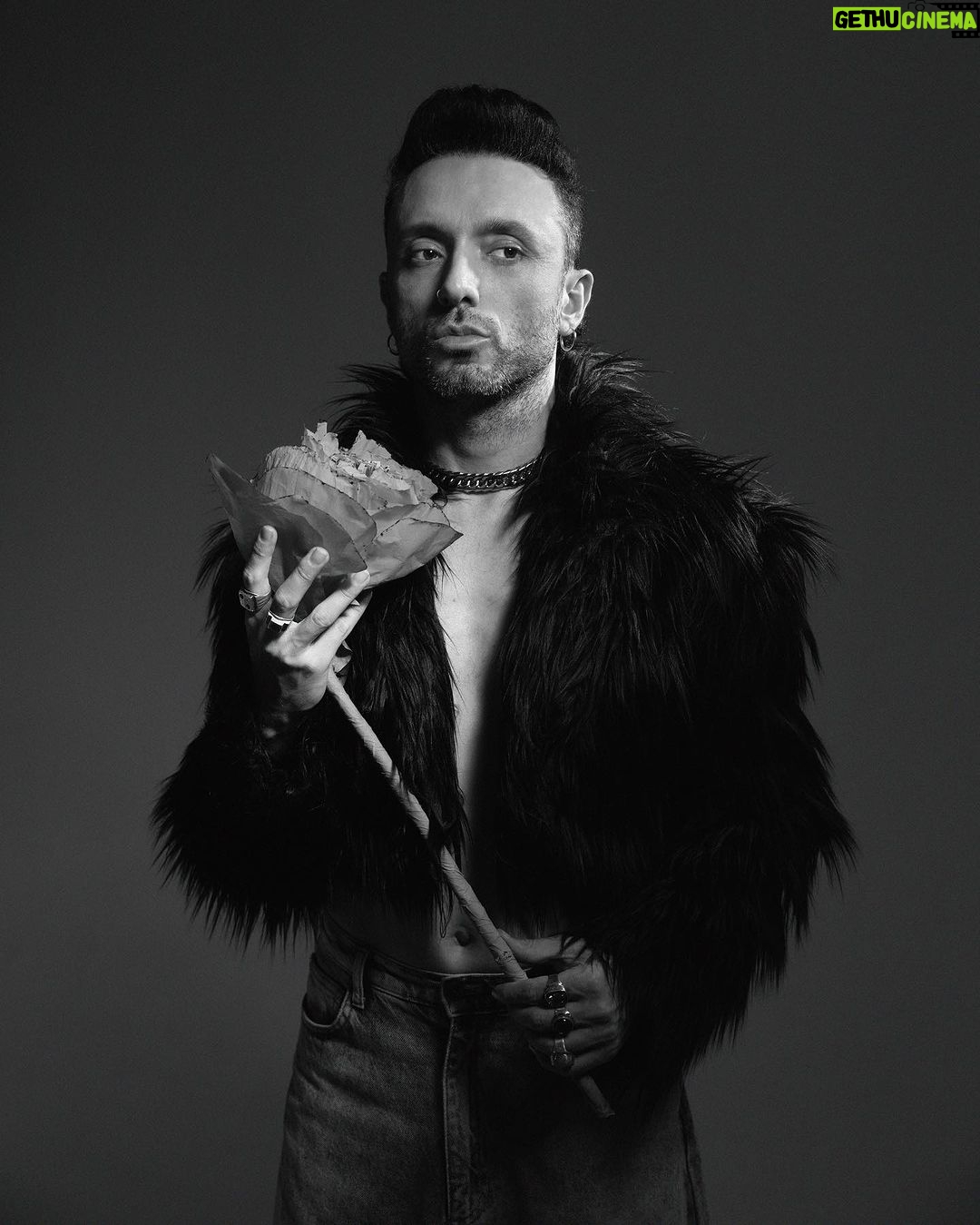 Mabel Matiz Instagram - "Ne kadar incinip üzülsem de eninde sonunda mutlaka canımın istediğini yaparak büyüdüm. Bu, yetişkinliğimde ve müzik yaparken de pek değişmedi. Ancak ve ancak kendim olarak mutlu olabileceğimi erken idrak edebildiğim için şanslıyım. Dışarıdan cesaret gibi görünen şey, benim oluşum. Hayat beni böyle yaptı. Aksi şekilde nasıl yaşarım bilmiyorum." @mabelmatiz #MQ10 #MagnetQuarterly #CesaretSayısı #CourageIssue Genel Yayın Yönetmeni / Editor of Chief: @iremsent & @selimcancelik Yayın Direktörü /Publishing Director: @ebubekir.elkatmis Fotoğraf / Photography: @murathanozbek Styling: @muhammetbozkurtt Styling Asistanı/Styling Assistant: @dilara__isik Saç / Hair: @remziates Saç Asistanı / Hair Asisstant: @ademsekel Makyaj / Make-Up: @hakankulturofficial Makyaj Asistanı / Make-Up Asisstant: @erogulzehra Prodüksiyon / Production: @mugesarioglu Prodüksiyon Asistanı / Production Asisstant: @busegnay