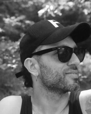 Mabel Matiz Instagram - Hayatımı sonsuz-süreğen bir parti, içli bir şarkı, tekinsiz bir yol, yıkık bir film yapan tüm sevdiklerime teşekkürlerimle. İyi ki bu dünyaya geldim. İyi ki bunları seçtim. #38 

📸: @__vibeshifter__