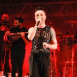 Mabel Matiz Instagram - Sanat hayatımda bir ilk: Dinleyicim, icra ettiğim şarkı sonrasında bana şarkıyı yazdıran kişiye sesli olarak teşekkür etti. ❤️🫂✨🌹 (Yer: İzmir, Şarkı: Müphem) Fotoğraf: @gokhangoktas_ #Tbt Izmir Kültürpark Açık Hava Tiyatrosu