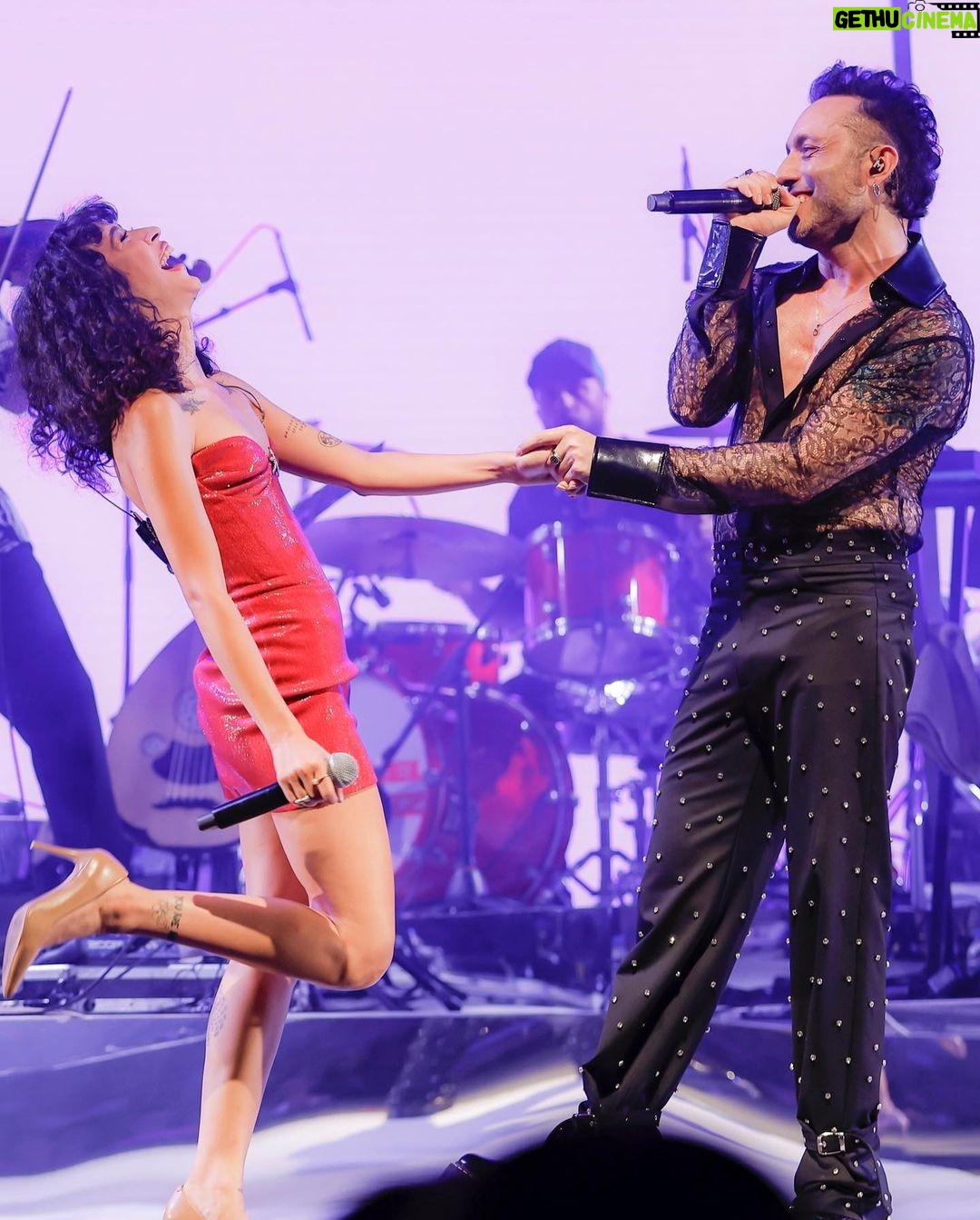 Mabel Matiz Instagram - Fatih’in ilk, bu yılın 3. Harbiye’siydi. Ne güzeldi. Heyecanımızı paylaşan tüm dostlarımıza teşekkürler! ❤️✨🌹 26.07.23 Fotoğraf: @gokhangoktas_ Styling: @anilcan_ Make up: @burkhu Saç: @mustafa_akguul Harbiye Cemil Topuzlu Açıkhava Sahnesi