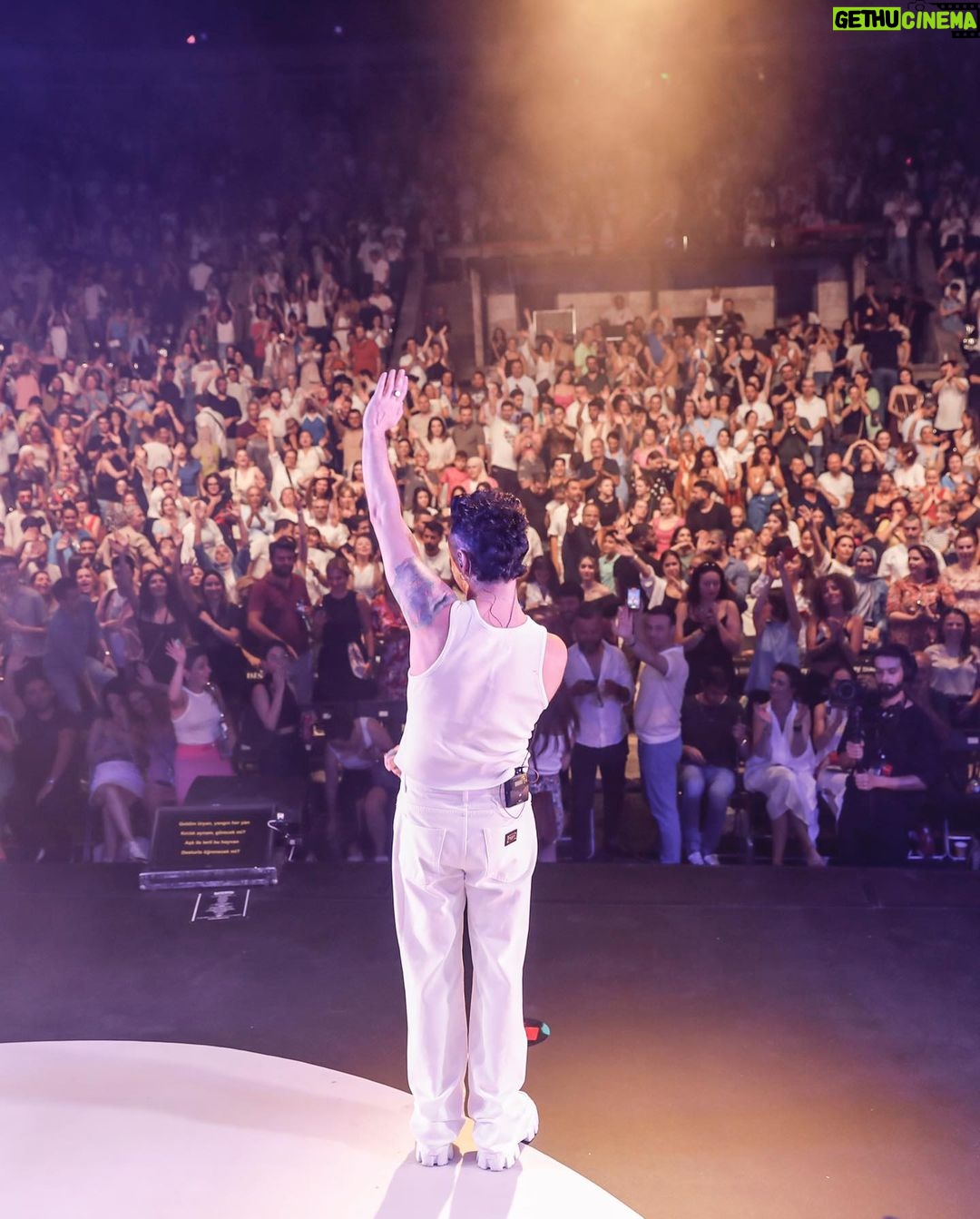 Mabel Matiz Instagram - Fatih’in ilk, bu yılın 3. Harbiye’siydi. Ne güzeldi. Heyecanımızı paylaşan tüm dostlarımıza teşekkürler! ❤️✨🌹 26.07.23 Fotoğraf: @gokhangoktas_ Styling: @anilcan_ Make up: @burkhu Saç: @mustafa_akguul Harbiye Cemil Topuzlu Açıkhava Sahnesi