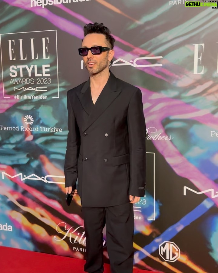 Mabel Matiz Instagram - “Göster Renklerini Özel Ödülü” için teşekkürler! 🧜🏻♂️❤️ @elleturkiye @maccosmeticsturkiye Styling @anilcan_ Thank you @prada