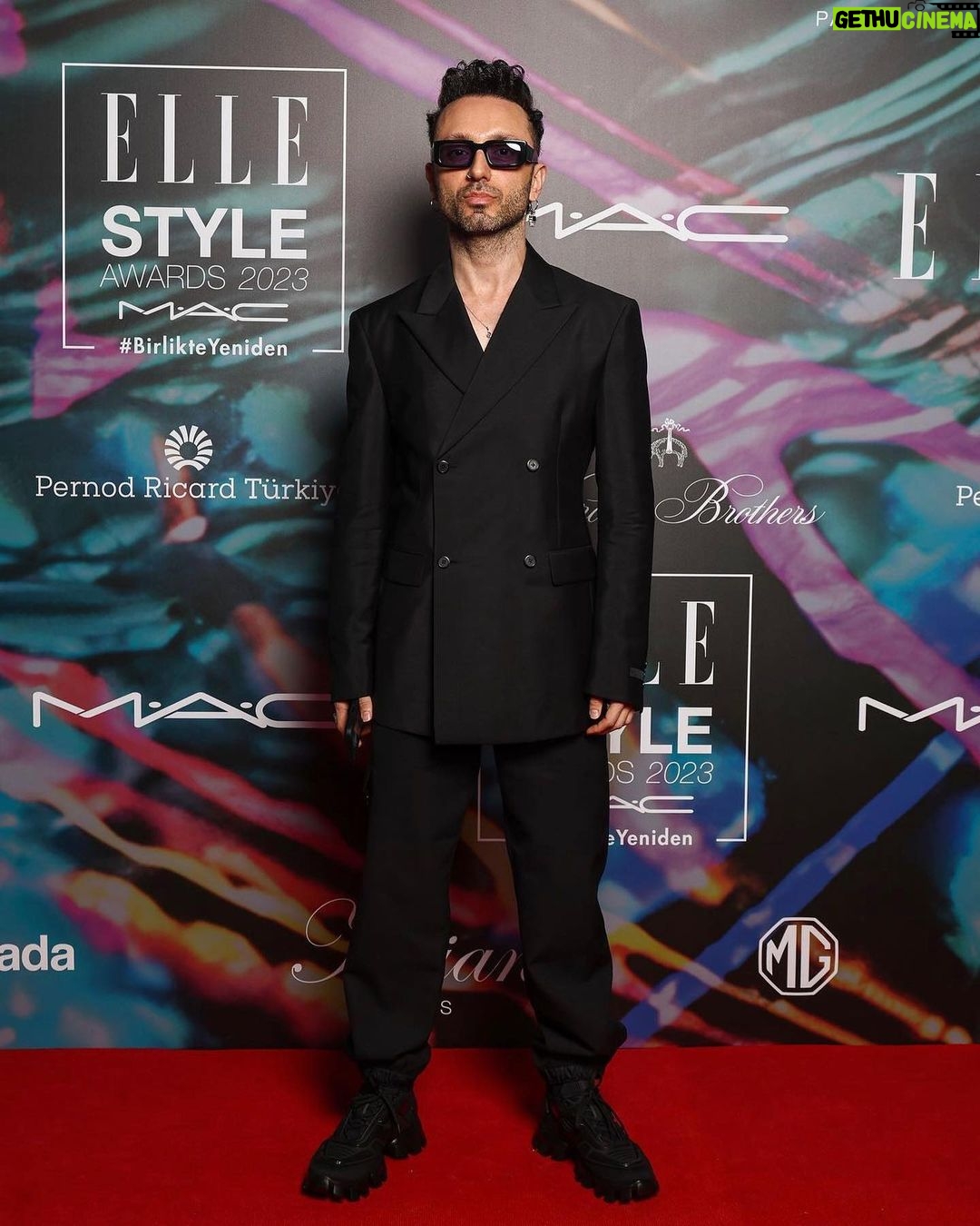 Mabel Matiz Instagram - “Göster Renklerini Özel Ödülü” için teşekkürler! 🧜🏻♂️❤️ @elleturkiye @maccosmeticsturkiye Styling @anilcan_ Thank you @prada