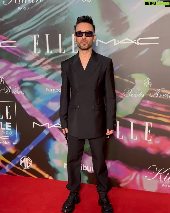 Mabel Matiz Instagram - “Göster Renklerini Özel Ödülü” için teşekkürler! 🧜🏻♂️❤️ @elleturkiye @maccosmeticsturkiye Styling @anilcan_ Thank you @prada