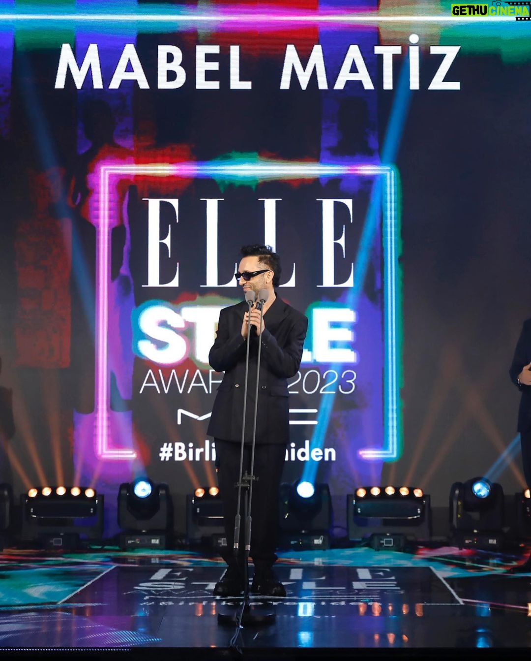 Mabel Matiz Instagram - “Göster Renklerini Özel Ödülü” için teşekkürler! 🧜🏻♂️❤️ @elleturkiye @maccosmeticsturkiye Styling @anilcan_ Thank you @prada