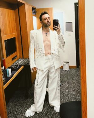 Mabel Matiz Instagram - Londra için söylenecek çok şey var ama kelimelere tam da itimadım yok. 🤩 Özetle “love at first sight” diyebilirim. @barbicancentre’daki şahane konser akşamında bizimle olan tüm dinleyici dostlarımıza ve bu buluşmayı mümkün kılan @piuent’e teşekkür ederim. ❤️ 
İçinde Müren-Bowie kırması bir popstar gibi hissettiren, aşık olduğum outfit’im için muhteşem @zeyneptosunofficial’a çok teşekkür ederim.
Kısa ama ilham dolu Londra keşif turuma eşlik eden herkese ayrıca teşekkür ederim. 😋
Son olarak; dear “Feel It”, I totally felt it. 😈👅