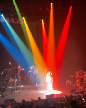 Mabel Matiz Instagram - Londra için söylenecek çok şey var ama kelimelere tam da itimadım yok. 🤩 Özetle “love at first sight” diyebilirim. @barbicancentre’daki şahane konser akşamında bizimle olan tüm dinleyici dostlarımıza ve bu buluşmayı mümkün kılan @piuent’e teşekkür ederim. ❤️ 
İçinde Müren-Bowie kırması bir popstar gibi hissettiren, aşık olduğum outfit’im için muhteşem @zeyneptosunofficial’a çok teşekkür ederim.
Kısa ama ilham dolu Londra keşif turuma eşlik eden herkese ayrıca teşekkür ederim. 😋
Son olarak; dear “Feel It”, I totally felt it. 😈👅