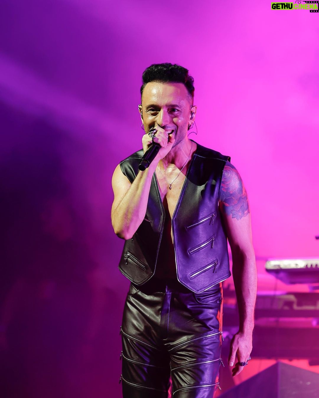 Mabel Matiz Instagram - Çıkışta aşık olma garantili o konser 🧚🏻♂️❤️ “Sıralanır yıldızlarım bak / Aşk oldum gökten yağıyorum imdat / Ben ezelimden hazırım heyhat / Hadi göster bi’ tanemi” 📸: @gokhangoktas_ 05.09.23 Harbiye#5 Harbiye Cemil Topuzlu Açık Hava Sahnesi