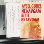 Mabel Matiz Instagram - Gecikmiş ‘Karakol 1. ay postu’ 🥀 6. haftaya hâlâ trend’lerde giriyor oluşumuz halis mi? ❤️‍🔥 Ayrıca: #YayınlanmamışSözlerVardır #AlternatifSözlerleKarakol2YapmaFikriÇıkAklımdan #DedimAmaKalbimSankiKarakolda