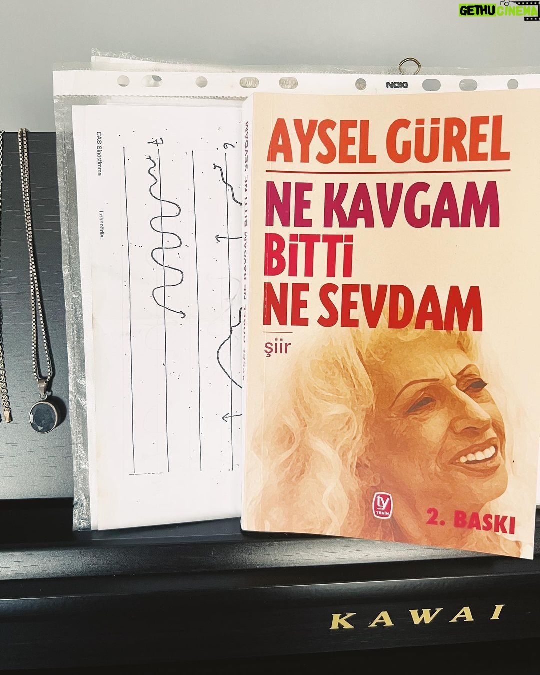 Mabel Matiz Instagram - Gecikmiş ‘Karakol 1. ay postu’ 🥀 6. haftaya hâlâ trend’lerde giriyor oluşumuz halis mi? ❤️🔥 Ayrıca: #YayınlanmamışSözlerVardır #AlternatifSözlerleKarakol2YapmaFikriÇıkAklımdan #DedimAmaKalbimSankiKarakolda