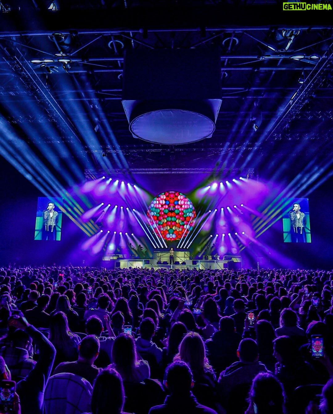 Mabel Matiz Instagram - VW Arena 3. Gün 3 gün peşpeşe sold out olan Arena konserlerimiz için tüm ekip arkadaşlarıma, orkestrama ve siz dinleyicilerimize gönülden teşekkür ederim. ❤️✨🧿🔗💫🙏🏻🫂 Fotoğraf: @serkanaliciftci Volkswagen Arena Istanbul