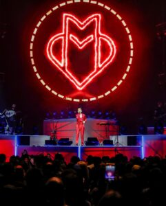 Mabel Matiz Instagram - VW Arena 3. Gün 3 gün peşpeşe sold out olan Arena konserlerimiz için tüm ekip arkadaşlarıma, orkestrama ve siz dinleyicilerimize gönülden teşekkür ederim. ❤️✨🧿🔗💫🙏🏻🫂 Fotoğraf: @serkanaliciftci Volkswagen Arena Istanbul