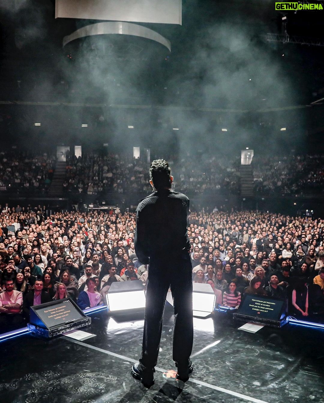 Mabel Matiz Instagram - VW Arena 2. Gün “Güllerim uyansın bahçelerimde” 💫❤️🔥🔗🧿✨🫂🙏🏻 Hepinize çok teşekkürler! Fotoğraf @gokhangoktas_ Volkswagen Arena Istanbul