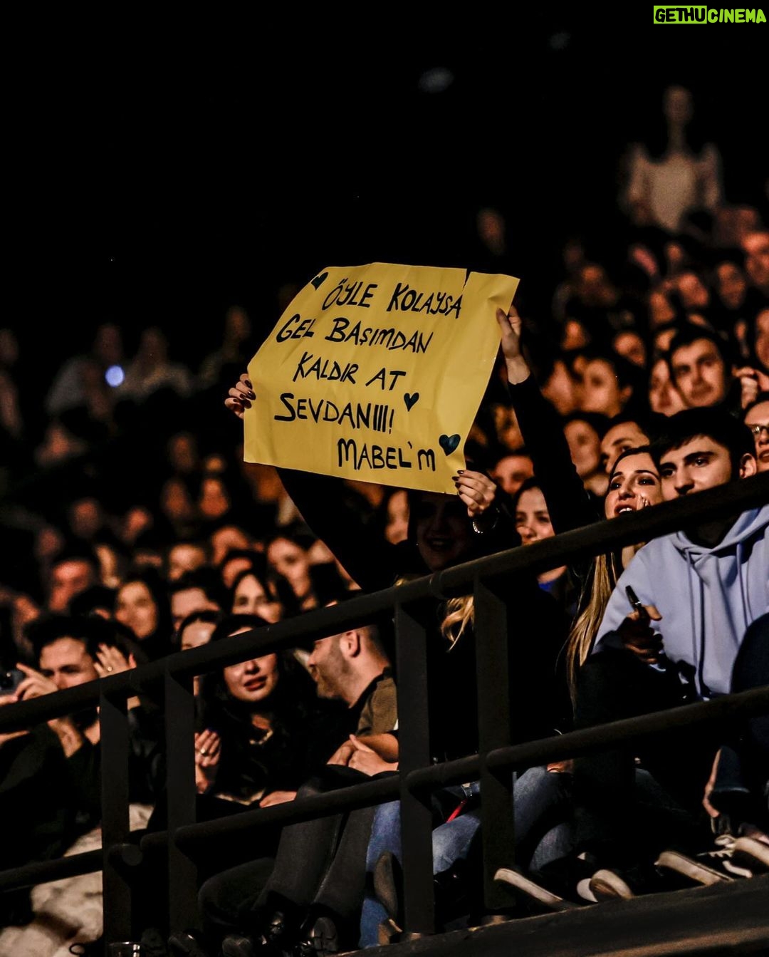 Mabel Matiz Instagram - VW Arena 2. Gün “Güllerim uyansın bahçelerimde” 💫❤️🔥🔗🧿✨🫂🙏🏻 Hepinize çok teşekkürler! Fotoğraf @gokhangoktas_ Volkswagen Arena Istanbul