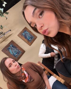 Macarena García Instagram - Se acabo 🤍🙏🏼
Estoy demasiado demasiado agradecida con todo el equipo que trabajo en el proyecto, con mis compañer@s por siempre ser generosos, al equipo de iluminación, arte, técnicos, dirección y producción por siempre consentirme y darlo todo por contar la historia de la mejor manera posible. 
A mi hermano @juanluisariasr por compartir tu talento conmigo, te admiro muchísimo y que honor trabajar contigo. 
A @momamoreno1 y a todo el equipo de redes por llevar la historia a otra dimensión y ser taaan fregones en lo que hacen. 
A @milly_gah por ser mi amiga y compañera (y jefecita). 
Al departamento de maquillaje, peinados y peluquería por siempre traer buena actitud ❤️ 
A los chuperamigos por las carcajadas 😂❤️ 
A mi mamá @amairaniromerogu por siempre acompañarme y apoyarme. 
A los drivers por siempre llevarme y traerme con bien (y con una buena platiquita).
A los fans que han seguido esta historia desde el principio.
A Carlos, Hilda y Nachito por confiar y a todo el equipo en la oficina que lo dio todo por sacar adelante el proyecto. 
Gracias por compartir esta historia conmigo. 
Gracias Valeria ❤️🙏🏼