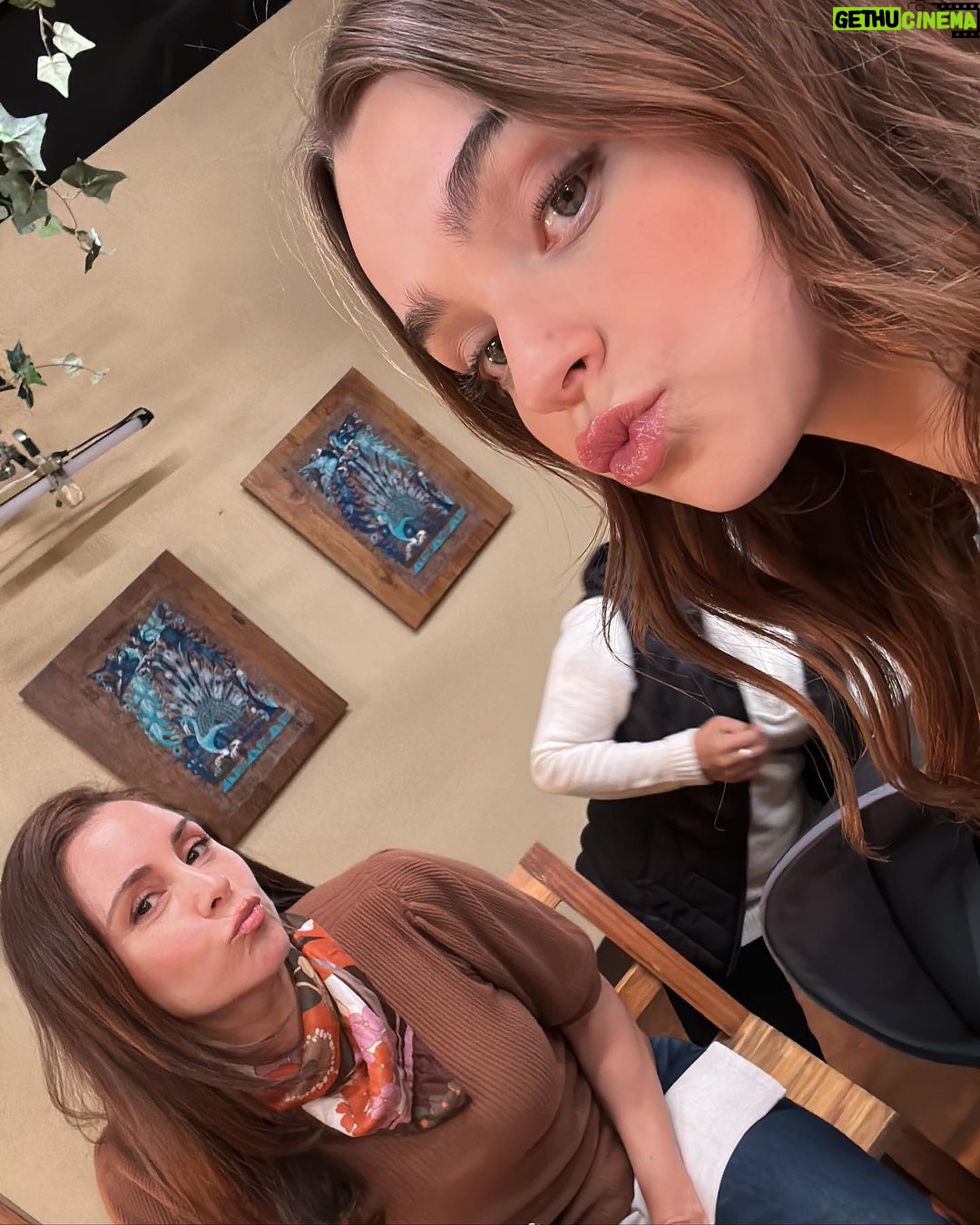 Macarena García - 307.9K Likes - Se acabo 🤍🙏🏼
Estoy demasiado demasiado agradecida con todo el equipo que trabajo en el proyecto, con mis compañer@s por siempre ser generosos, al equipo de iluminación, arte, técnicos, dirección y producción por siempre consentirme y darlo todo por contar la historia de la mejor manera posible.
A mi hermano @juanluisariasr por compartir tu talento conmigo, te admiro muchísimo y que honor trabajar contigo.
A @momamoreno1 y a todo el equipo de redes por llevar la historia a otra dimensión y ser taaan fregones en lo que hacen.
A @milly_gah por ser mi amiga y compañera (y jefecita).
Al departamento de maquillaje, peinados y peluquería por siempre traer buena actitud ❤️
A los chuperamigos por las carcajadas 😂❤️
A mi mamá @amairaniromerogu por siempre acompañarme y apoyarme.
A los drivers por siempre llevarme y traerme con bien (y con una buena platiquita).
A los fans que han seguido esta historia desde el principio.
A Carlos, Hilda y Nachito por confiar y a todo el equipo en la oficina que lo dio todo por sacar adelante el proyecto.
Gracias por compartir esta historia conmigo.
Gracias Valeria ❤️🙏🏼