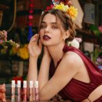 Macarena García Instagram - Estoy descubriendo nuevos tonos, me gusta probar cosas nuevas y este color Voyager de la colección Edición Limitada de Matte Ink con Frida Kahlo es uno de mis favoritos últimamente, me encanta la personalidad viajera de Frida Kahlo es algo con lo que me identifico con esta colección y este tono lo refleja @maybelline