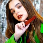 Macarena García Instagram - Como ustedes saben, un labial de larga duración es algo que no me puede faltar en mi makeup, por eso quiero enseñarles mis tonos favoritos del labial más top: Vinyl Ink @maybelline #vinylink