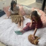 Macarena García Instagram - @catalinacardonat y yo con calcetines ridículos conviviendo con gatitos ajenos en un café de gatos. Feliz cumpleaños a mi bebecita bonita. 🤍🤍🤍🤍 Los Angeles, California