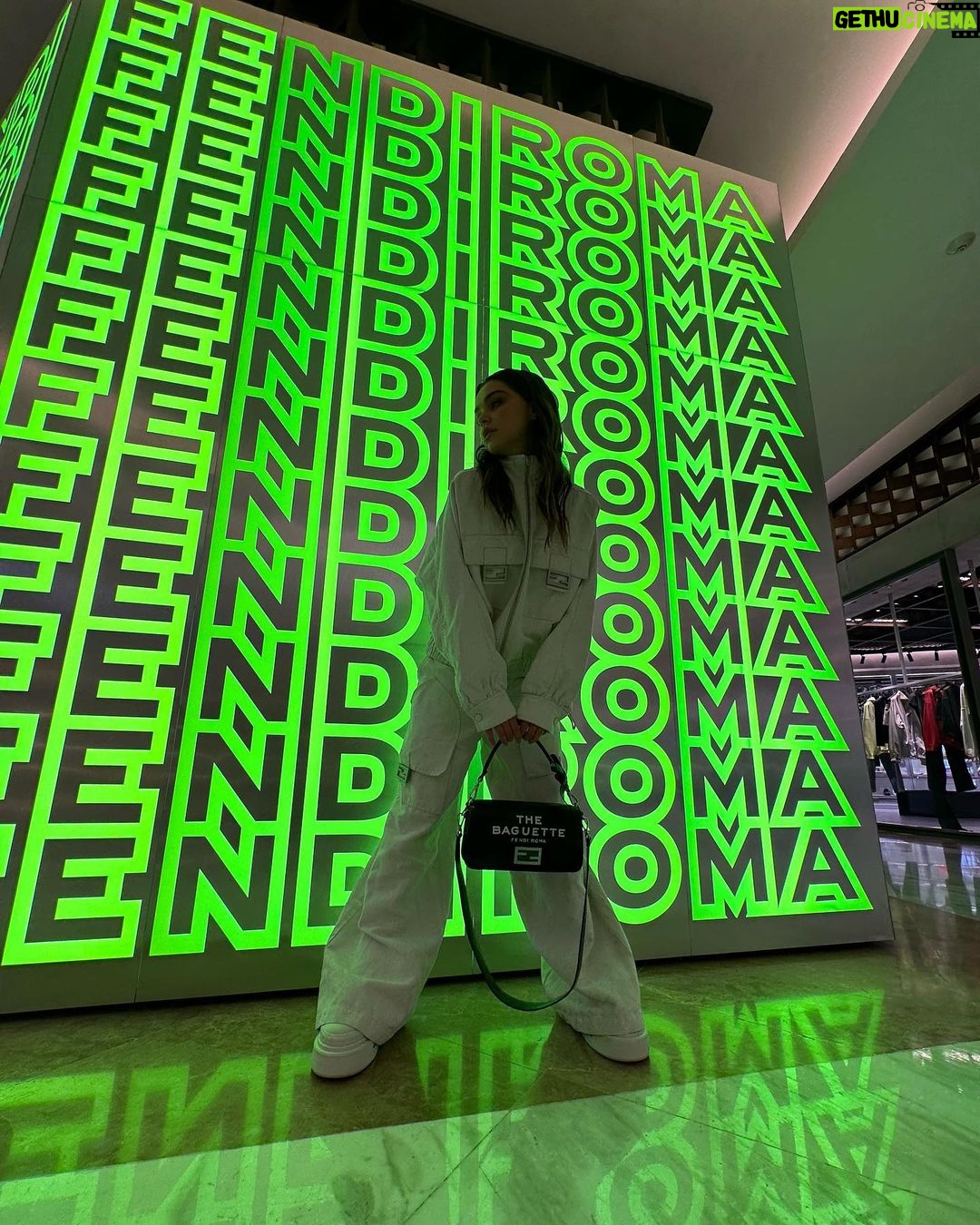Macarena García Instagram - #MarcJacobsxFendi @fendi #FendiBaguette