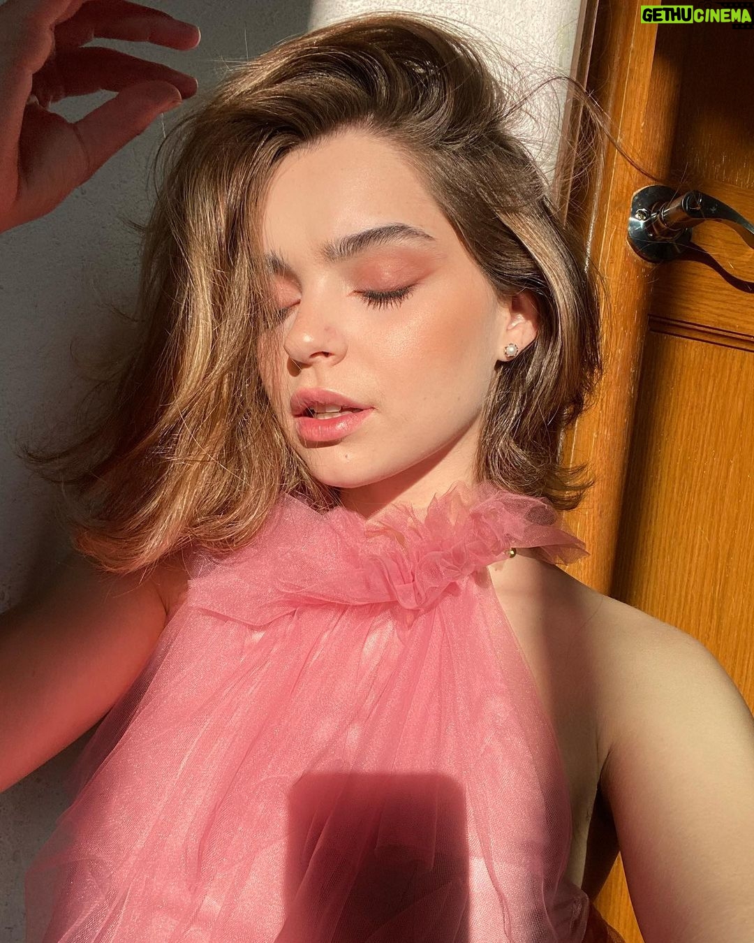 Macarena García Instagram - Mi cabeza esta en Paris 💗 @revolve Thank you @liamnauman