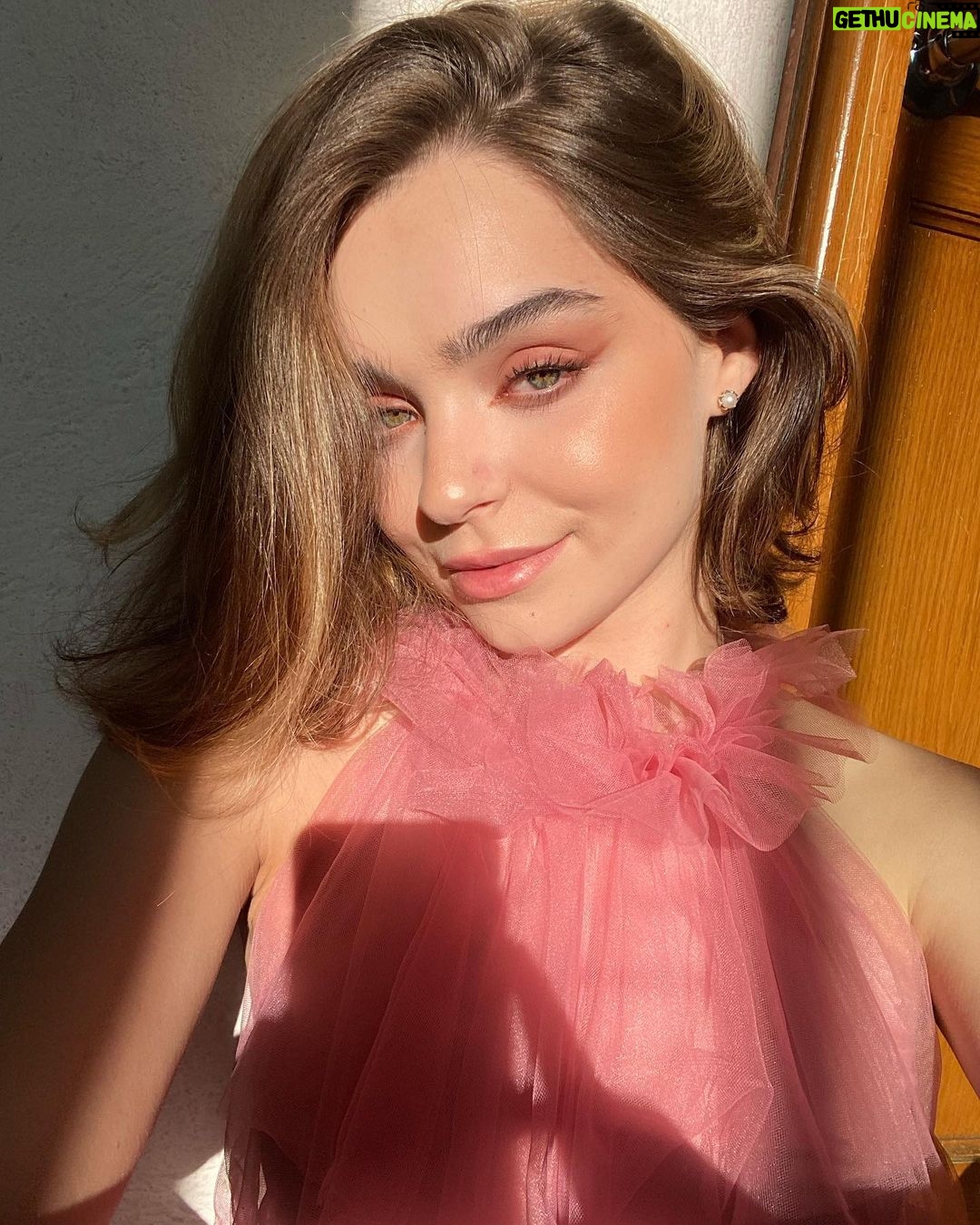 Macarena García Instagram - Mi cabeza esta en Paris 💗 @revolve Thank you @liamnauman