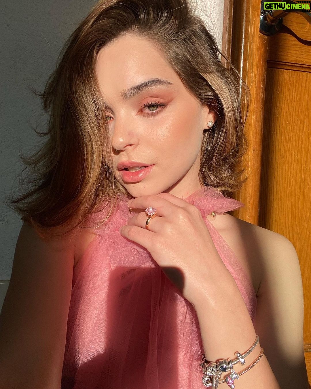 Macarena García Instagram - Mi cabeza esta en Paris 💗 @revolve Thank you @liamnauman