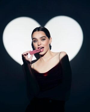 Macarena García Instagram - V is for ̶V̶a̶l̶e̶n̶t̶i̶n̶e̶’s̶ Vinyl ❤️‍🔥💄. 
El tono Coy de Super Stay Vinyl Ink de @maybelline es un must para celebrar este día. 😍