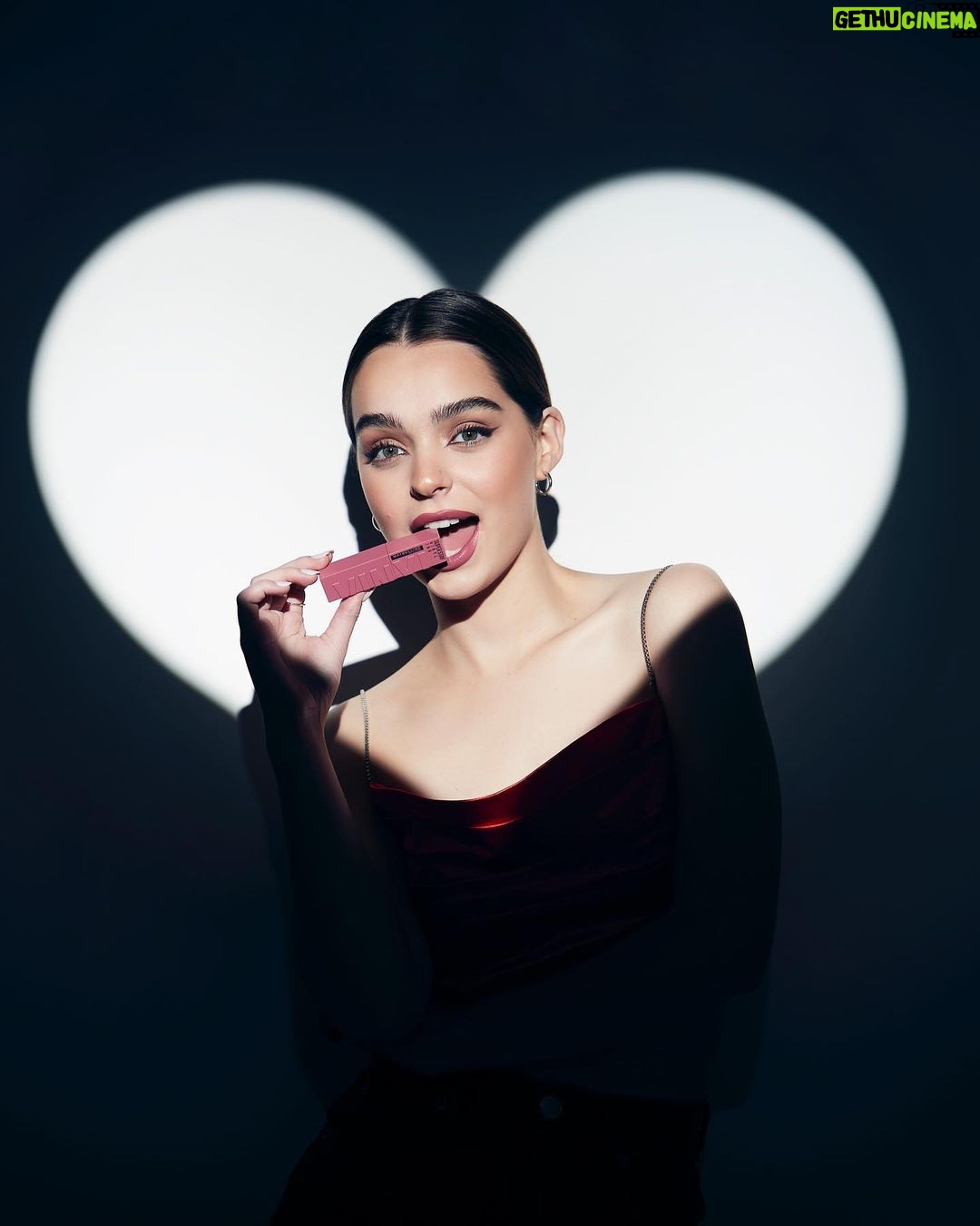 Macarena García - 354.6K Likes - V is for ̶V̶a̶l̶e̶n̶t̶i̶n̶e̶’s̶ Vinyl ❤️🔥💄.
El tono Coy de Super Stay Vinyl Ink de @maybelline es un must para celebrar este día. 😍