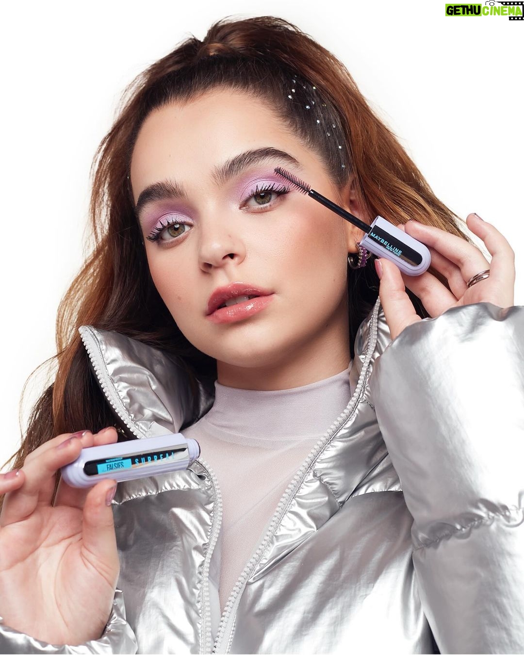 Macarena García Instagram - Estoy muy emocionada de contarles lo IMPACTADA que estoy con el nuevo lanzamiento de Maybelline. The Falsies Surreal Con su nueva tecnología avanzada de fibras híbridas obtendrán un alargamiento y volumen SURREAL. ¡Mi complemento favorito para mantener unas pestañas de impacto por todo el día! @maybelline #surreal