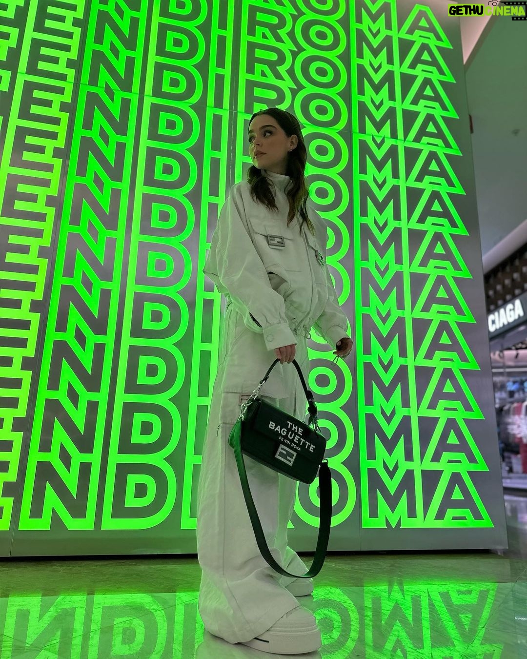 Macarena García Instagram - #MarcJacobsxFendi @fendi #FendiBaguette