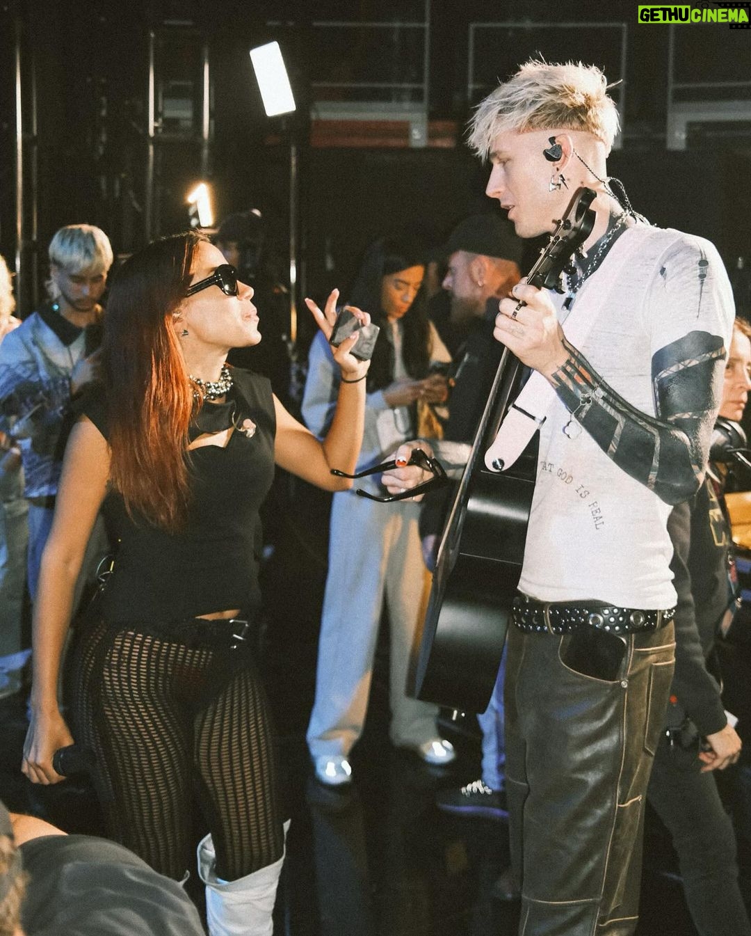 Machine Gun Kelly - 441.9K Likes - in 09' i got my first music check for $45 after we drove to harlem from cleveland and i won Amateur Night at The Apollo. first rapper to ever do it. never cashed the check, i framed it.
📸 @samcahill