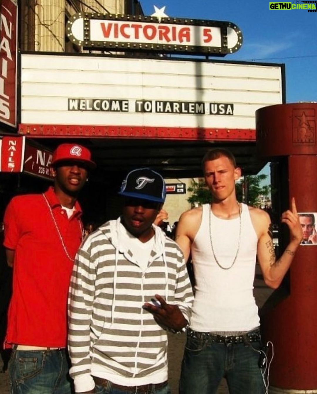 Machine Gun Kelly - 441.9K Likes - in 09' i got my first music check for $45 after we drove to harlem from cleveland and i won Amateur Night at The Apollo. first rapper to ever do it. never cashed the check, i framed it.
📸 @samcahill