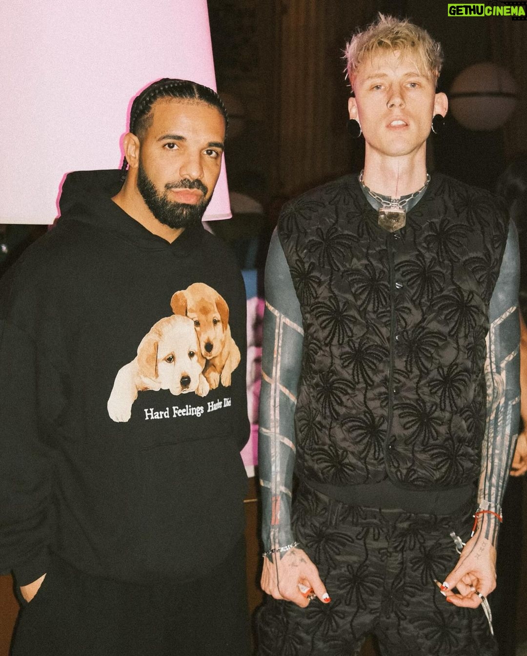 Machine Gun Kelly - 441.9K Likes - in 09' i got my first music check for $45 after we drove to harlem from cleveland and i won Amateur Night at The Apollo. first rapper to ever do it. never cashed the check, i framed it.
📸 @samcahill