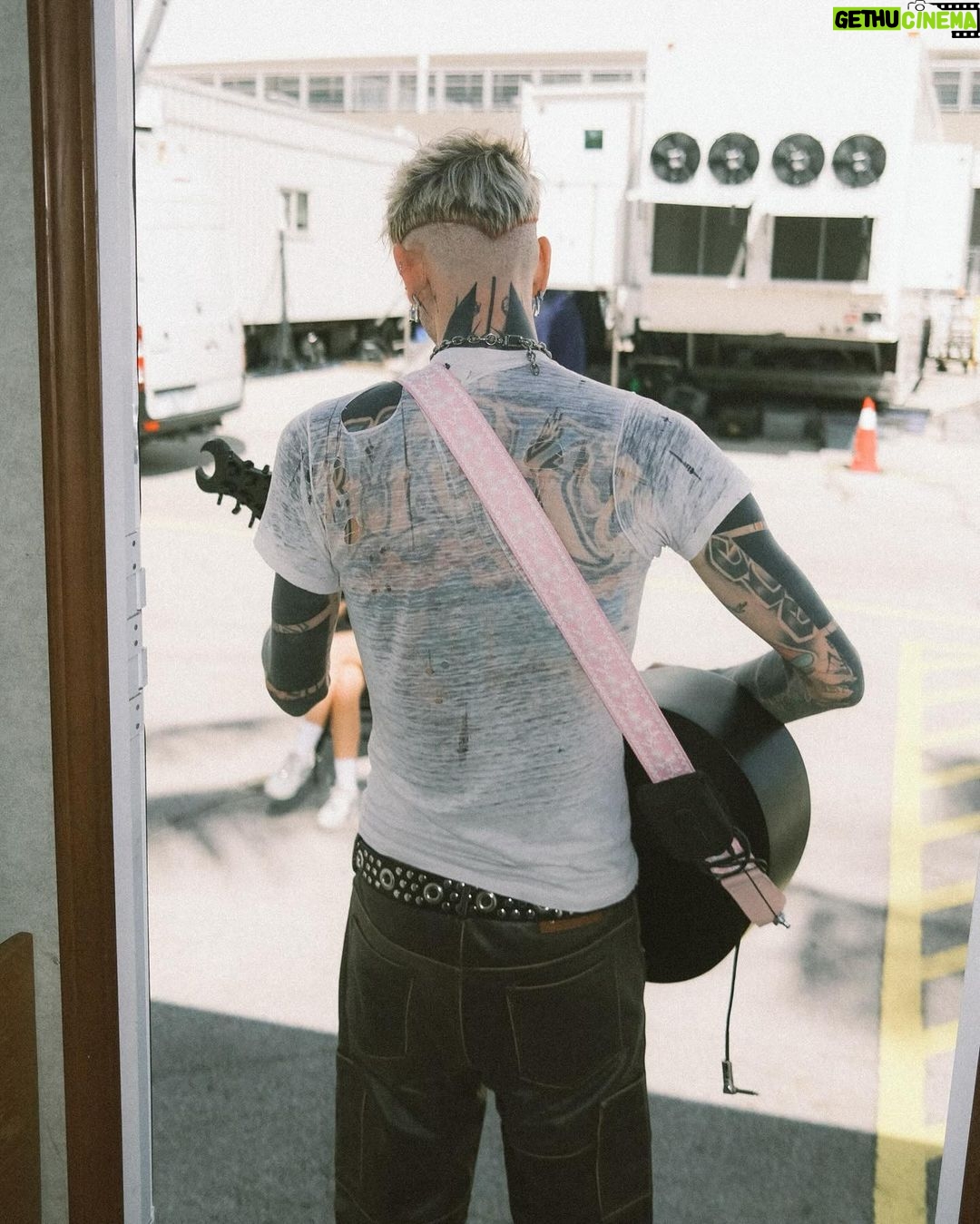 Machine Gun Kelly - 441.9K Likes - in 09' i got my first music check for $45 after we drove to harlem from cleveland and i won Amateur Night at The Apollo. first rapper to ever do it. never cashed the check, i framed it.
📸 @samcahill