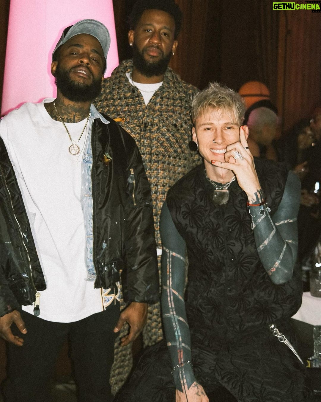 Machine Gun Kelly - 441.9K Likes - in 09' i got my first music check for $45 after we drove to harlem from cleveland and i won Amateur Night at The Apollo. first rapper to ever do it. never cashed the check, i framed it.
📸 @samcahill