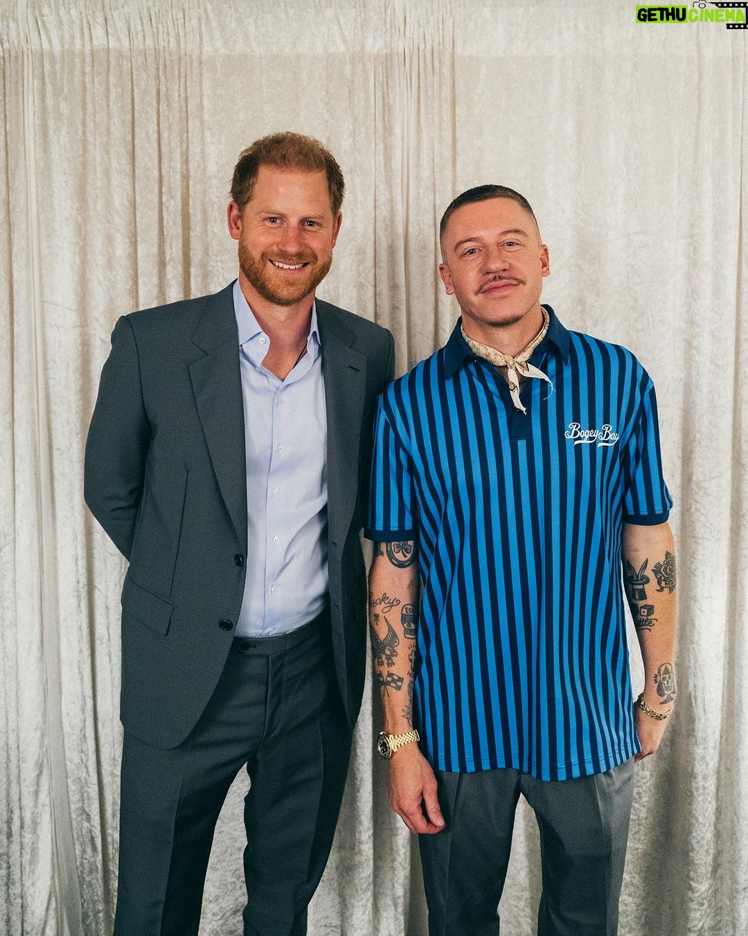 Macklemore Instagram - 2,000 shares and me and Harry will drop our album. Please name the group Düsseldorf, Germany