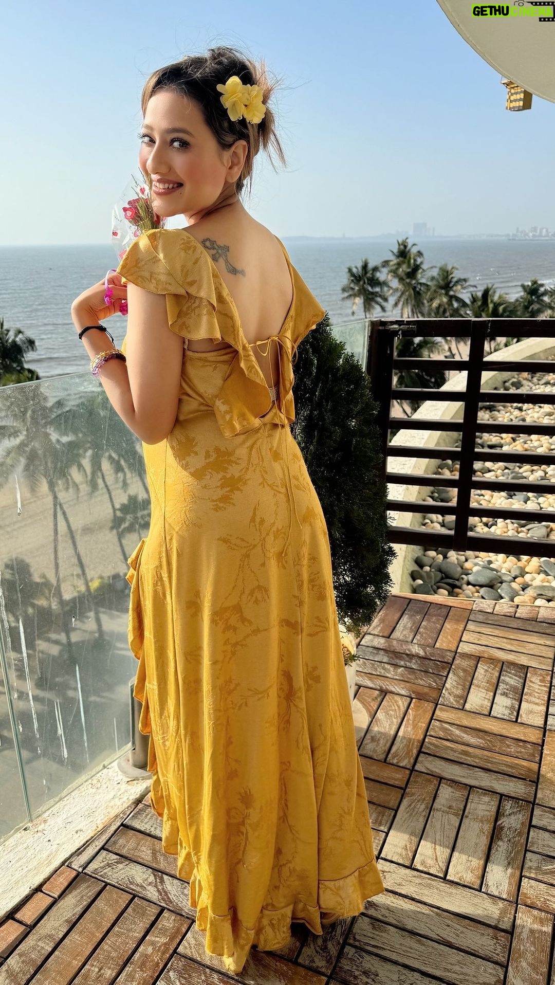 Madalsa Sharma Instagram - Coz I deserve the stars and the moon only💫🌝 . . . . #reels #reelsinstagram #madalsasharma #kavya #videooftheday #insta daily #instavideo #instagood #instamood #mood #trending #trendingreels #reelitfeelit #reelkarofeelkaro #reeloftheday #reelit #love #actorslife