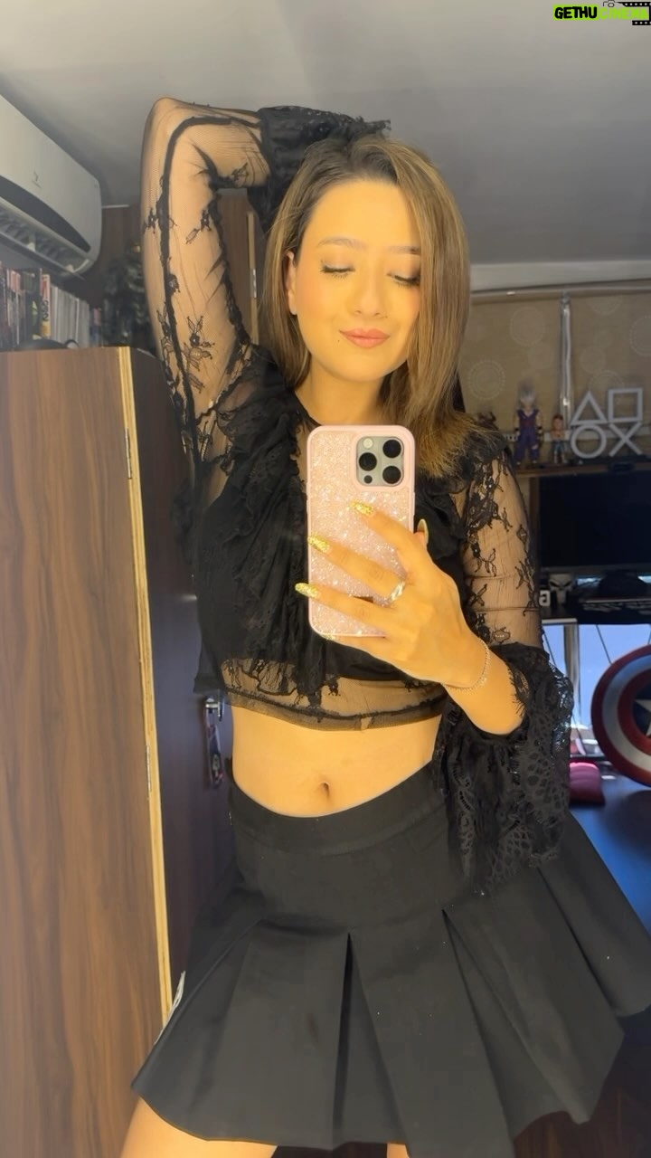 Madalsa Sharma Instagram - Weekend vibes✨💁♀️ . . . . #reels #reelsinstagram #madalsasharma #kavya #videooftheday #instadaily #instavideo #instagood #instamood #mood #trending #trendingreels #reelitfeelit #reelkarofeelkaro #reeloftheday #reelit #love #actorslife