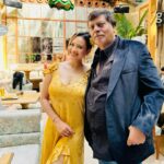 Madalsa Sharma Instagram - Happy Birthday Papuleeee❤️🎂🥰😍 We love you soooo much❤️❤️❤️❤️ I love being your little girl❤️❤️ . . . . #familia #happybirthday #papa #love #madalsasharma #sheelasharma #mimohchakraborty #subhashsharma #birthdayboy #us
