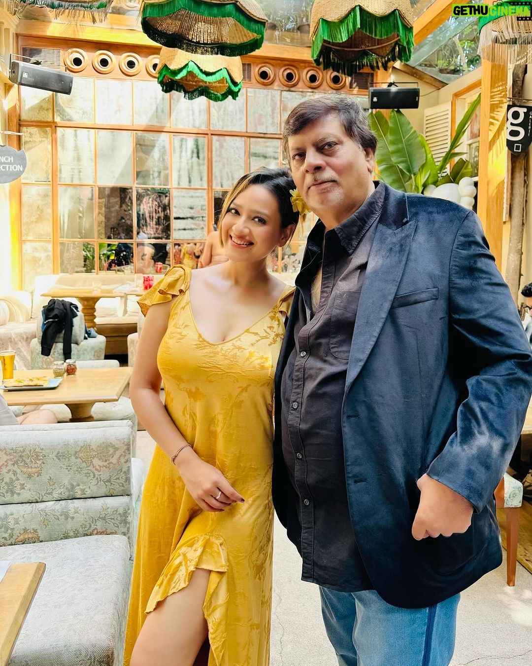 Madalsa Sharma Instagram - Happy Birthday Papuleeee❤️🎂🥰😍 We love you soooo much❤️❤️❤️❤️ I love being your little girl❤️❤️ . . . . #familia #happybirthday #papa #love #madalsasharma #sheelasharma #mimohchakraborty #subhashsharma #birthdayboy #us