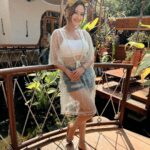 Madalsa Sharma Instagram - Living life like it’s golden✨ . . . . #reels #reelsinstagram #madalsasharma #kavya #videooftheday #instadaily #instavideo #instagood #instamood #mood #trending #trendingreels #reelitfeelit #reelkarofeelkaro #reeloftheday #reelit #love #actorslife